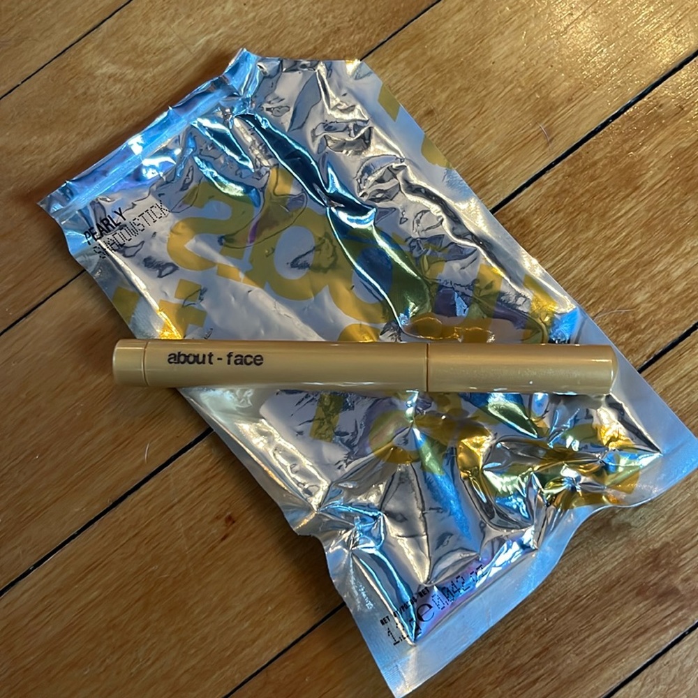 About Face Pearly Shadowstick